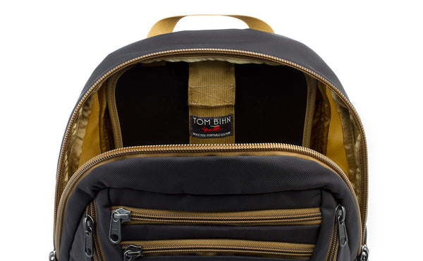 The removeable frame sheet in the main compartment of the Guide's Edition Synapse 25.